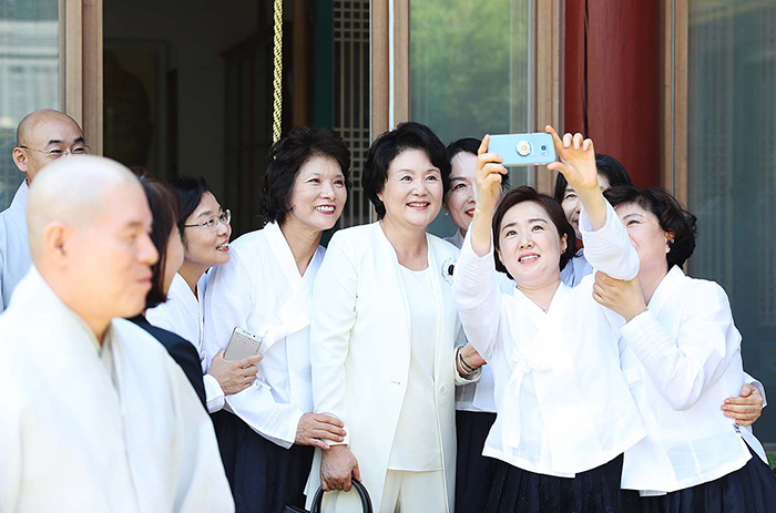 김정숙 여사가 25일 서울 강남구 봉은사에서 열린 전통문화체험관 준공식에 참석해 신도들과 셀카를 찍고 있다.