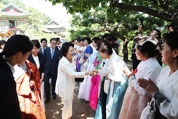 김정숙 여사가 25일 서울 강남구 봉은사 전통문화체험관 준공식에 참석해 신도들과 인사 나누고 있다.