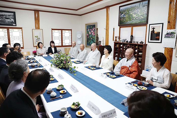 김정숙 여사가 25일 서울 강남구 봉은사 다래헌에서 대한불교조계종 총무원장 자승스님을 포함한 스님, 신도들과 차담회를 갖고 있다.