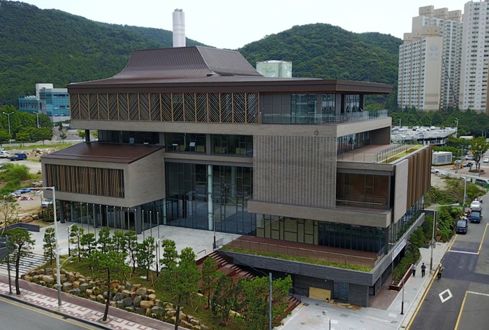 지난 1일 부산시 해운대구에 문을 연 ‘아세안문화원’은 지붕과 처마를 강조하는 아세안 건축물의 특성을 살려 각층에 테라스 공간이 마련돼 있다. 아세안문화원