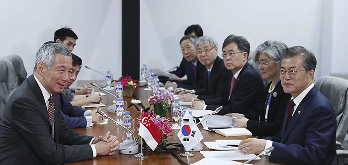 문재인 대통령이 14일 필리핀 마닐라의 필리핀국제컨벤션센터(PICC)에서 리센룽 싱가포르 총리와 정상회담을 갖고 있다.