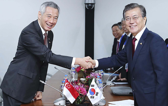 문재인 대통령이 14일 필리핀 마닐라 ‘필리핀국제컨벤션센터(PICC)’에서 리센룽 싱가포르 총리와 정상회담에 앞서 기념촬영을 하고 있다.