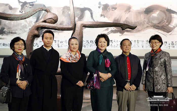 김정숙 여사(오른쪽 세 번째)가 14일 중국 베이징시 한메이린 예술관을 방문, 한메이린(오른쪽 두 번째)의 작품 ‘모자(母子)’상과 '오우도(五牛圖)' 앞에서 참석자들과 기념촬영을 하고 있다.