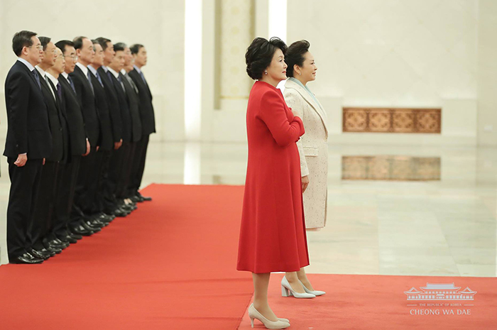김정숙 여사(오른쪽 두 번째)와 펑리위안 여사가 14일 베이징의 인민대회당에서 열린 공식환영식에 참석하고 있다. 이날 국가대극원을 찾은 김 여사와 펑 여사는 함께 공연을 감상했다.