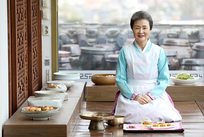윤숙자 한국전통음식연구소장은 ‘2018 남북정상회담’에서 남북이 음식을 서로 나눠 먹으며 더 가까워질 수 있기를 희망했다. 윤 소장 앞에 어복쟁반과 비빔밥을 담는 놋쟁반과 놋그릇이 놓여있다.