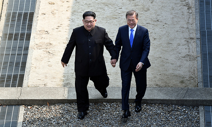 문재인 대통령과 김정숙 여사가 김정은 북한 국무위원장과 리설주 여사, 남북 공식수행원 등과 27일 오후 판문점 평화의집에서 환영만찬을 갖는다. 판문점 군사분계선을 함께 넘는 문 대통령과 김 위원장.
