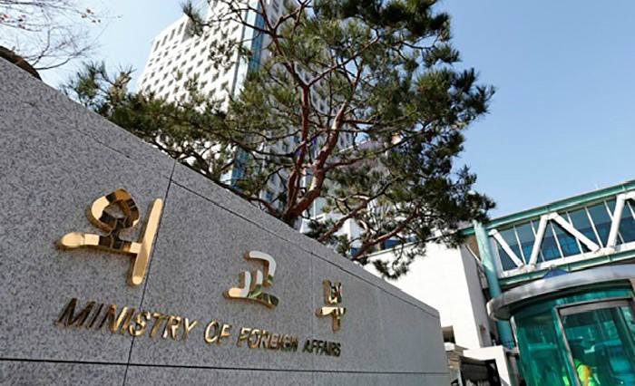 외교부는 17일 일본 정부가 “독도는 일본땅”이라는 주장을 담아 고등학교 학습지도요령 해설서를 개정한데 대해 유감을 표하고 즉각 철회할 것을 강력히 촉구했다. 외교부