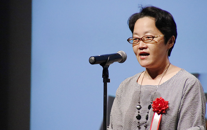 21일 일본 도쿄 주일한국문화원에서 열린 제1회 ‘일본어로 읽고싶은 한국의 책’ 번역콩쿠르 시상식에서 최우수상을 받은 마키노 미카 씨가 수상 소감을 말하고 있다. 주일한국문화원