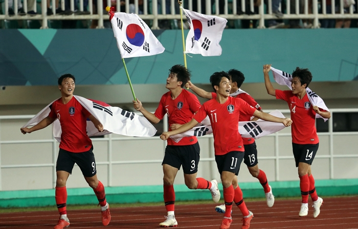  
決勝で日本を２―１で下し、金メダルを獲得して喜ぶサッカー韓国代表選手ら＝１日、インドネシア・チビノン、聨合ニュース 
