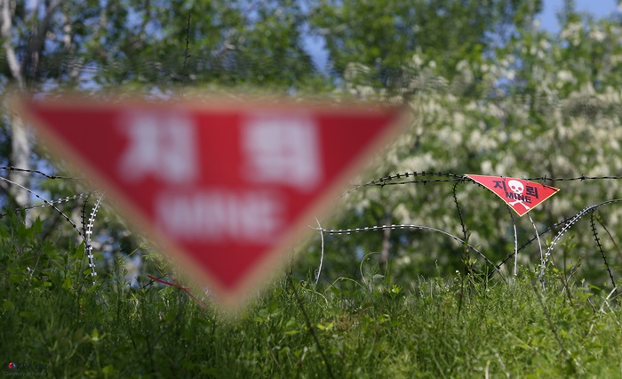  
非武装地帯に埋設されている地雷の警告標識＝コリアネットＤＢ
