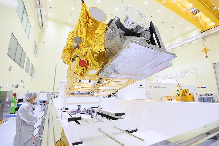 韓国開発の気象衛星「千里眼２Ａ号」の打ち上げ作業＝１６日、大田、科学技術情報通信部