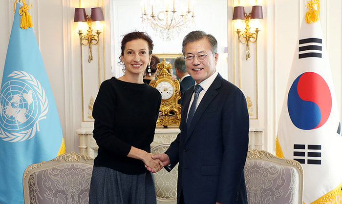 ユネスコのオードレ・アズレ事務局長と握手する文在寅大統領（右）＝１６日、フランス・パリ