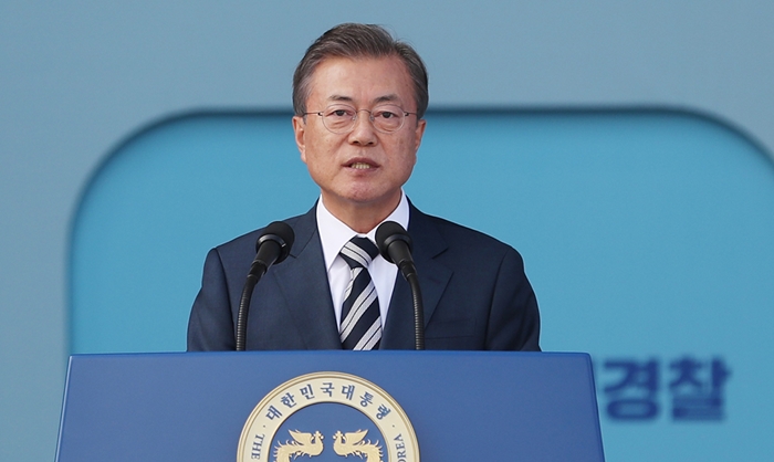 「第７３周年警察の日」の記念式典で演説を行う文在寅大統領＝２５日、ソウル、青瓦台