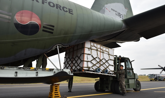 北朝鮮に送るミカンを輸送機に積む韓国軍関係者＝１１日、済州島、国防部