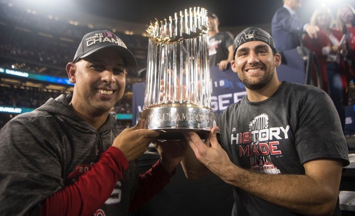 １０月２９日、米ロサンゼルスのドジャーススタジアムでワールドシリーズ制覇を果たし、優勝トロフィーを掲げるレッドソックスのアレックス・コーラ監督（左）＝ボストン・レッドソックスフェイスブック