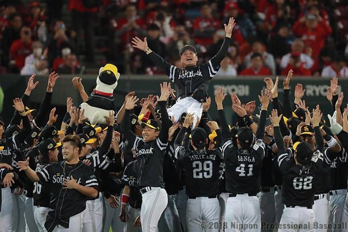 日本シリーズ優勝を決めて胴上げされるソフトバンクの工藤公康監督＝３日、広島、日本プロ野球機構フェイスブック