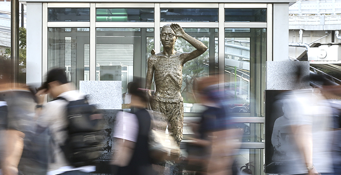 ソウルの龍山駅に設置された「強制徴用労働者像」＝コリアネットＤＢ