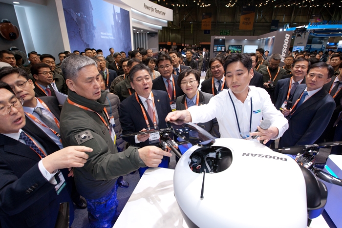 「ドローンショー・コリア２０１９」開幕式での来場者＝２４日、釜山、科学技術情報通信部