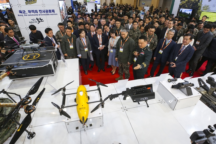 「ドローンショー・コリア２０１９」開幕式での来場者＝２４日、釜山、ＢＥＸＣＯ