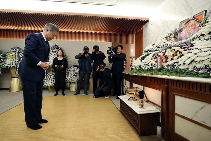 慰安婦被害者で２８日亡くなった故金福童さんの葬儀場に弔問に訪れた文在寅大統領＝２９日、ソウル、青瓦台