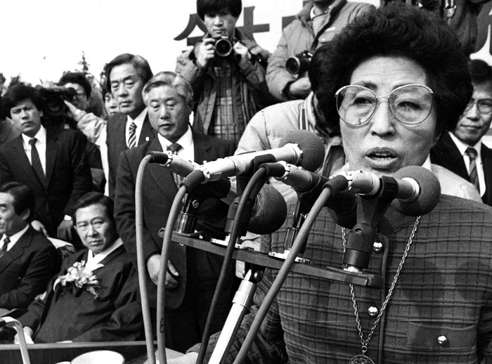 １９８７年１２月、大統領選挙で女性有権者に支持を訴える李姫鎬夫人＝聨合ニュース