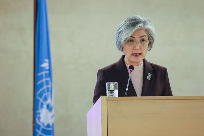 国連人権理事会の定例会合で演説する韓国の康京和外相＝２５日、スイス・ジュネーブ、外交部フェイスブック