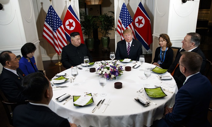 夕食会に望む北朝鮮の金正恩朝鮮労働党委員長とトランプ米大統領＝２７日、ベトナム・ハノイ
