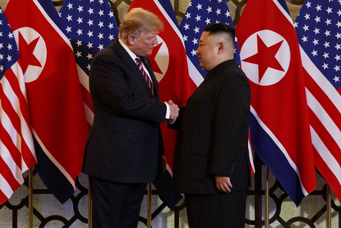 ２回目の米朝首脳会談の初日、握手する北朝鮮の金正恩朝鮮労働党委員長（右）とトランプ米大統領＝２７日、ベトナム・ハノイ