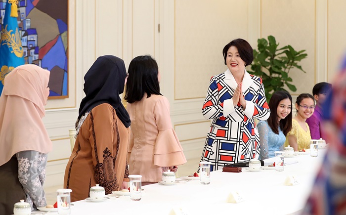 ＡＳＥＡＮに加盟するブルネイ、マレーシア、カンボジアの３カ国の留学生を招待して開催した懇談会で挨拶を交わす金正淑大統領夫人＝６日、青瓦台