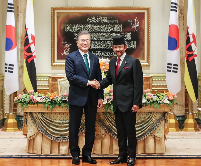首脳会談の終了後、ブルネイのハサナル・ボルキア国王と握手する文在寅大統領（左）＝１１日、ブルネイ、聨合ニュース
