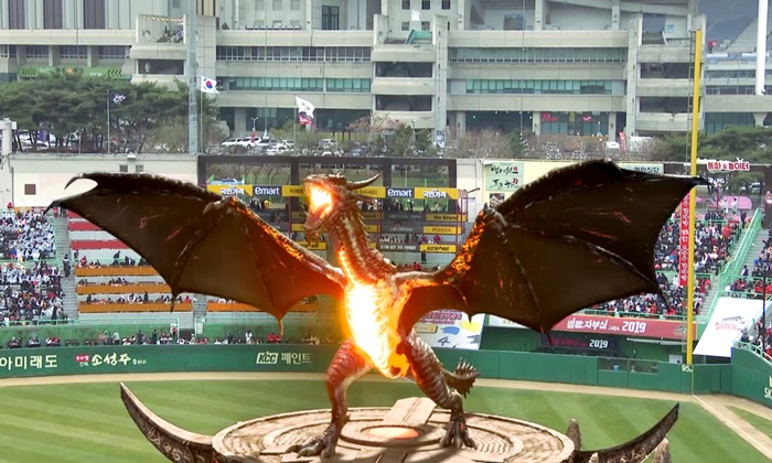 ドラゴンは、ＡＲ（拡張現実）技術を組み合わせた仮想のもので、野球場のスクリーンを通じて登場した＝２３日、仁川