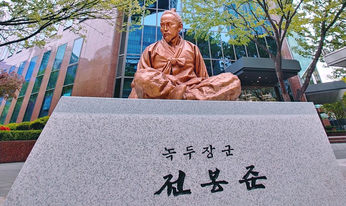 １８９４年に発生した東学農民革命（甲午農民戦争）の農民指導者である全琫準の銅像＝東学農民革命記念財団