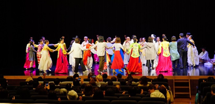 駐日韓国文化院の開院４０周年記念公演「歌が舞を呼ぶ」＝１０日、東京、駐日韓国文化院