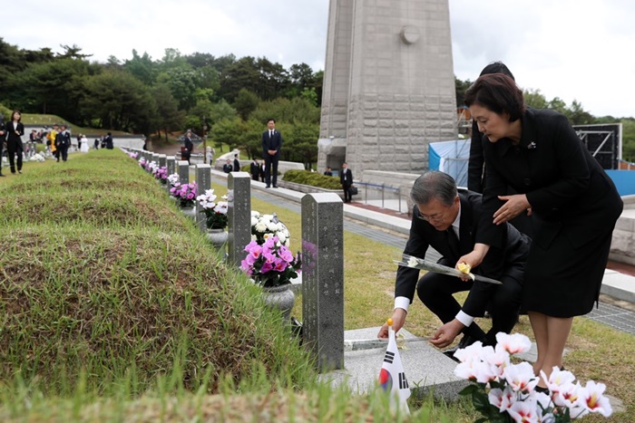 ５・１８民主化運動３9周年記念式典に参加し、喧嘩する文在寅大統領夫妻＝１８日、全羅南道・光州、青瓦台