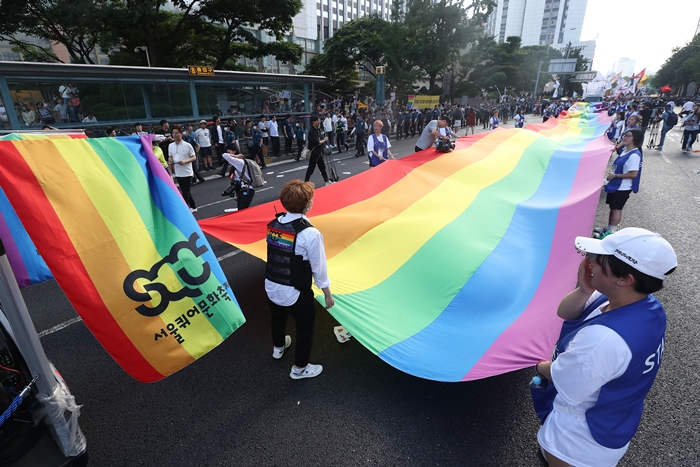 去年、ソウル中心部で行われた性的少数者や支援者らによるパレード＝聨合ニュース