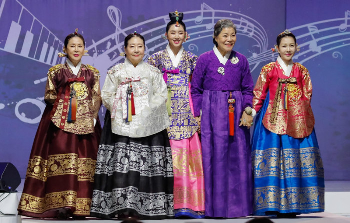 韓服デザイナーのパク・スルニョ先生（右から２番目）と、韓服を披露する韓国の女優たち＝１５日、ソウル、韓・アセアンセンターフェイスブック