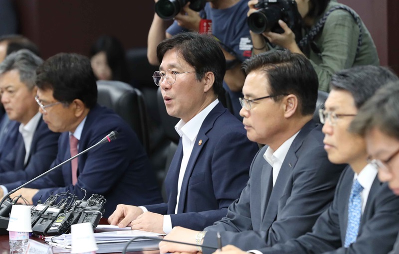 輸出状況点検会議で発言する産業通商資源部の成允模長官＝１日、ソウル、聨合ニュース