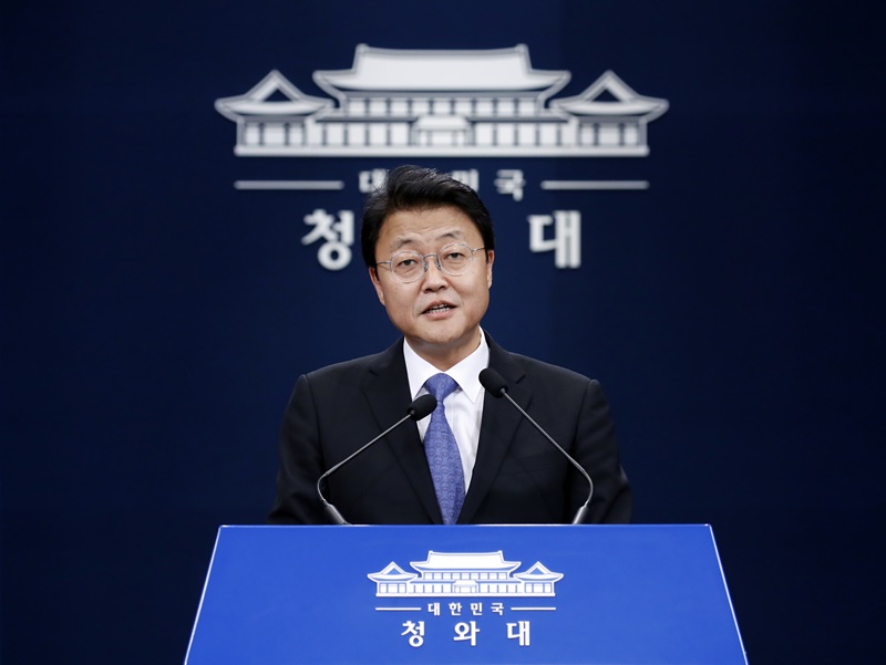 韓・ＡＳＥＡＮ特別首脳会議について説明する朱亨チョル（チュ・ヒョンチョル）経済補佐官＝１８日、青瓦台、聨合ニュース