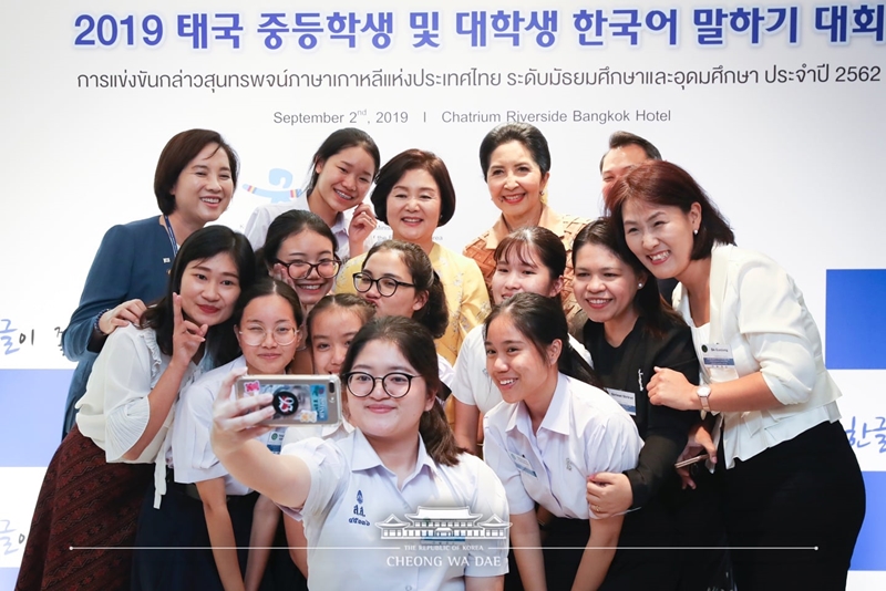学生たちと写真撮影する金正淑大統領夫人＝２日、タイ