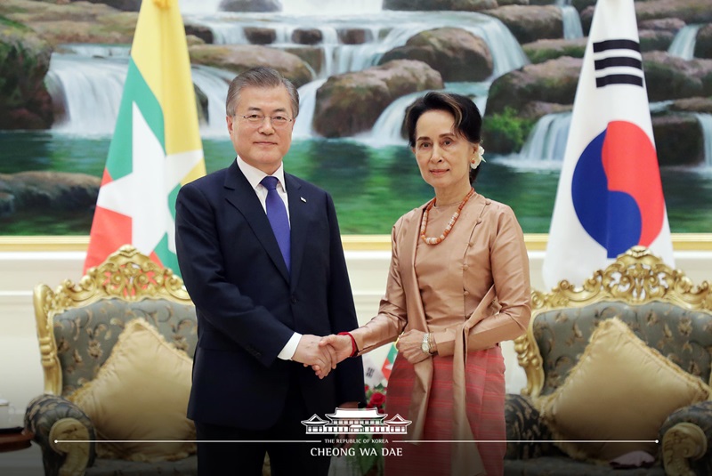 ミヤンマーのアウン・サン・スー・チー国家顧問兼外相と握手を交わす文在寅大統領＝３日、ミヤンマー・ネピドー、青瓦台