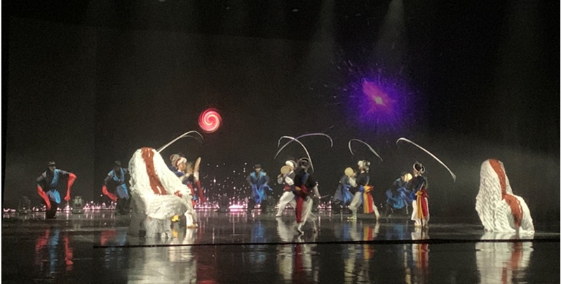 韓国のパフォーマンス＝田村温子撮影