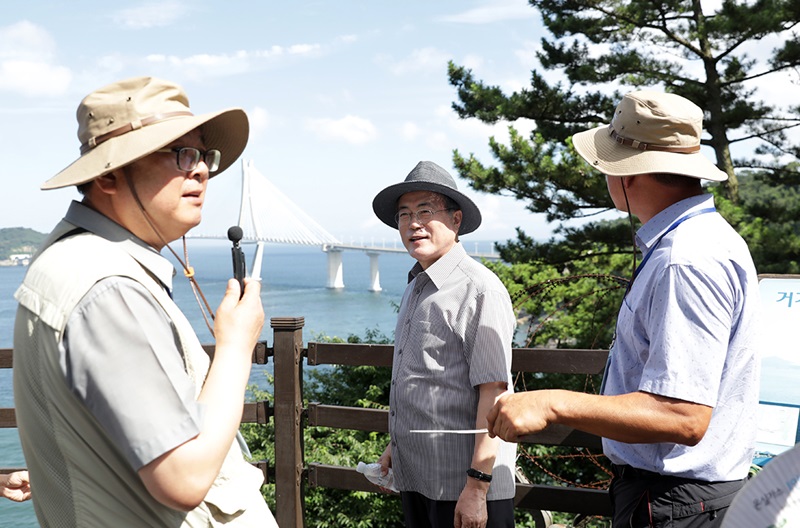 ７月に猪島を訪問した文在寅大統領＝青瓦台
