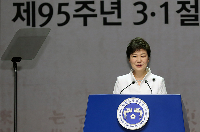 박근혜 대통령이 1일 제95주년 3•1절 기념식에서 일본정부의 올바른 역사인식과 남북 이산가족 상봉의 정례화를 촉구하고 있다. 전한 기자