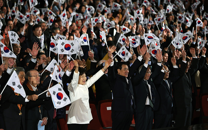제95주년 3•1절 기념식에 참석한 박근혜 대통령이 1일 독립유공자들과 함께 ‘만세 삼창’을 하고 있다. 전한 기자