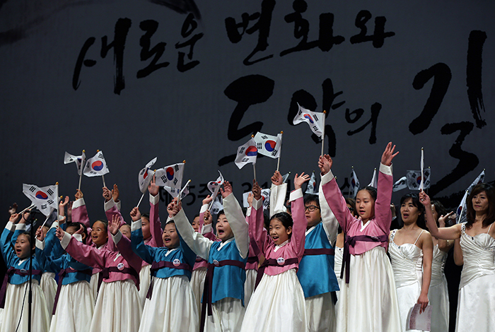 제95주년 3•1절 기념식이 열린 1일 공연을 펼친 어린이들과 합창단이 ‘만세 삼창’을 외치고 있다. 전한 기자