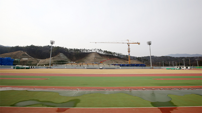 축구와 럭비 훈련을 할 수 있는 육상장. 천연잔디와 400m 6레인 트랙을 갖췄다.