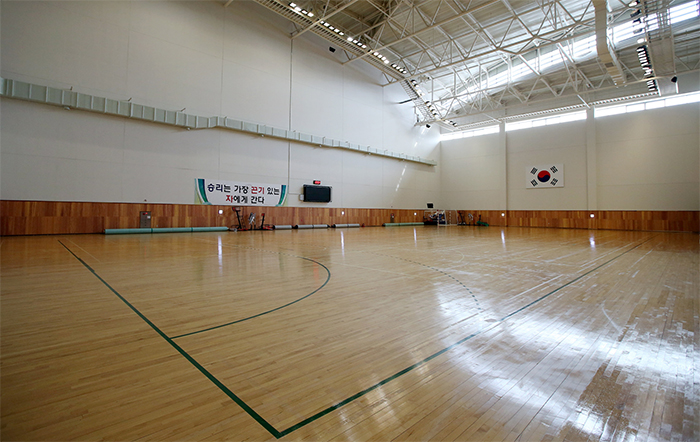 다목적체육관의 농구장.