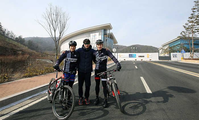 한국 트라이애슬론 국가대표팀 허민호(왼쪽)와 김지환(오른쪽) 선수와 신진섭 감독이 훈련 후 충북 진천선수촌 정문에서 포즈를 취하고 있다.