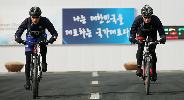 한국 트라이애슬론의 주축인 허민호(왼쪽)와 김지환이 충북 진천선수촌에서 영하 10도를 밑도는 날씨에서 사이클 훈련에 매진하고 있다.