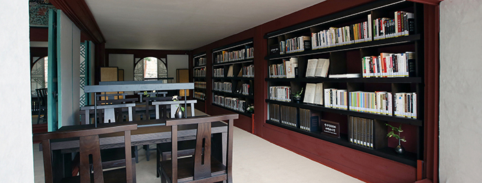 景福宮・集玉斎が王の書斎から宮殿の中の小さな図書館に生まれ変わった。写真は27日に開館した集玉斎の内部